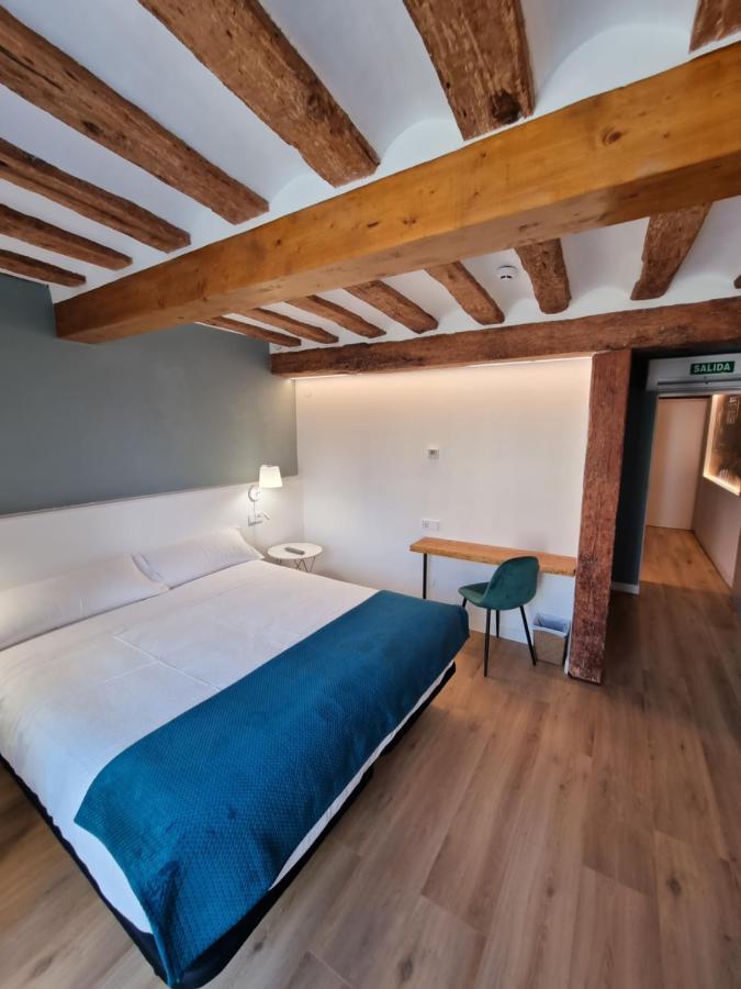 Hostal La Rua Естеля Екстериор снимка